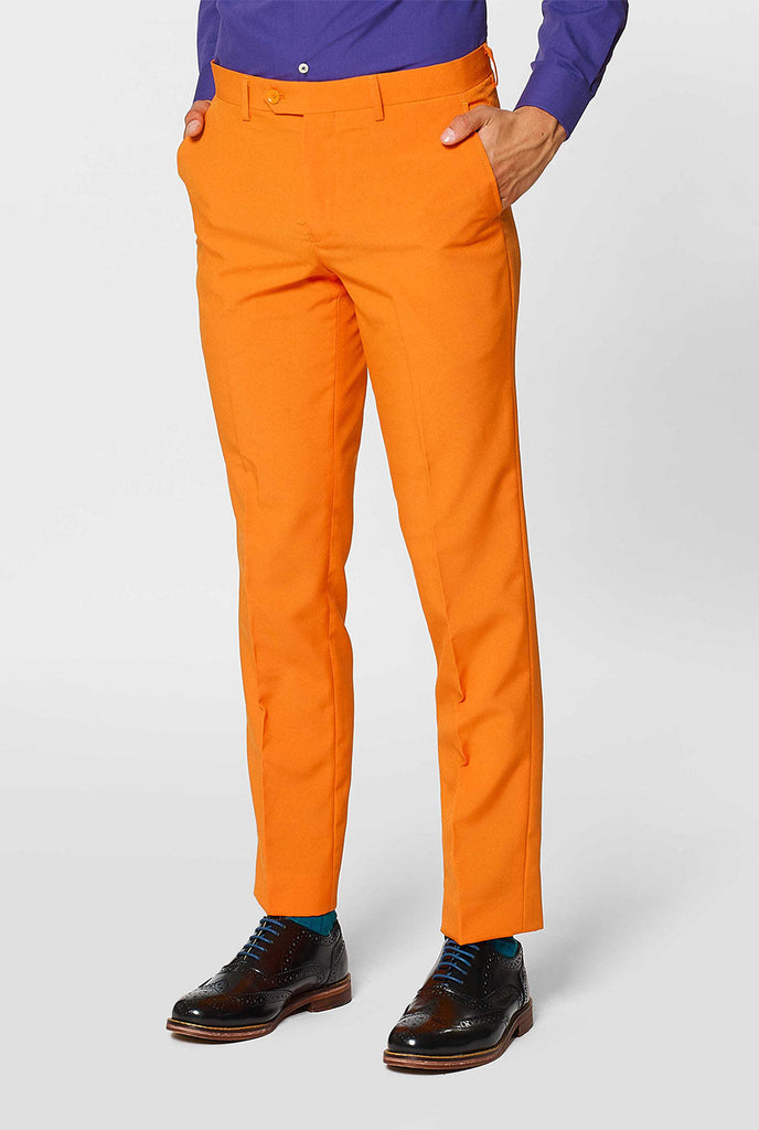 Man draagt ​​oranje herenpak met paars overhemd, close -up van broek