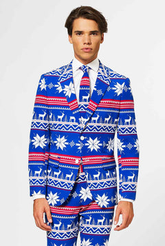 Man draagt ​​een blauw kerstpak met een Noordse thema -print