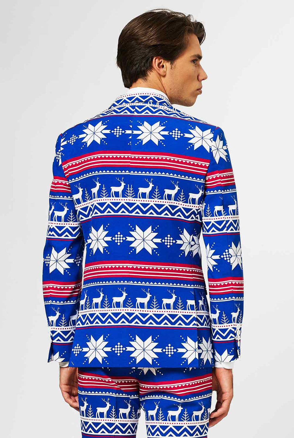 Man draagt ​​een blauw kerstpak met een Noordse thema -print