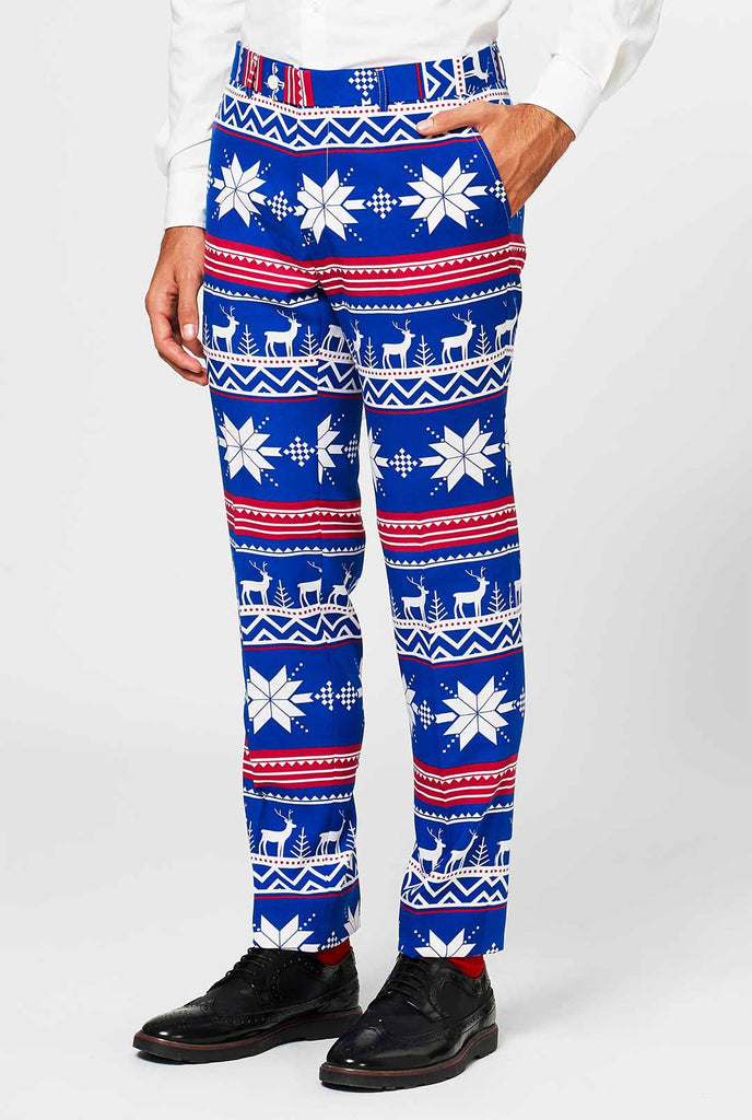 Man draagt ​​een blauw kerstpak met een van de Noordse thema afdrukken, broek van dichtbij