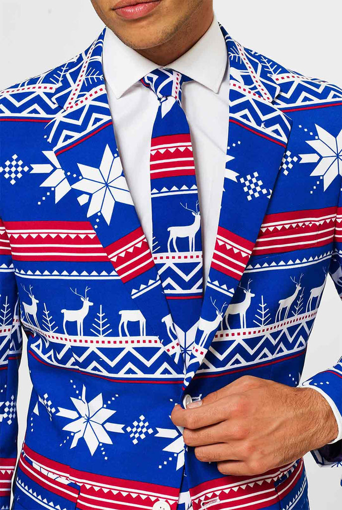 Man draagt ​​een blauw kerstpak met een van de Noordse thema -print, close -up
