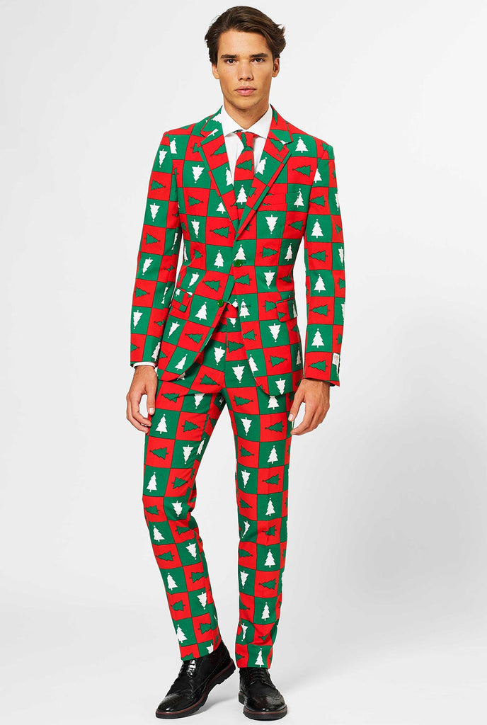 Man draagt ​​rood en groen kerstpak