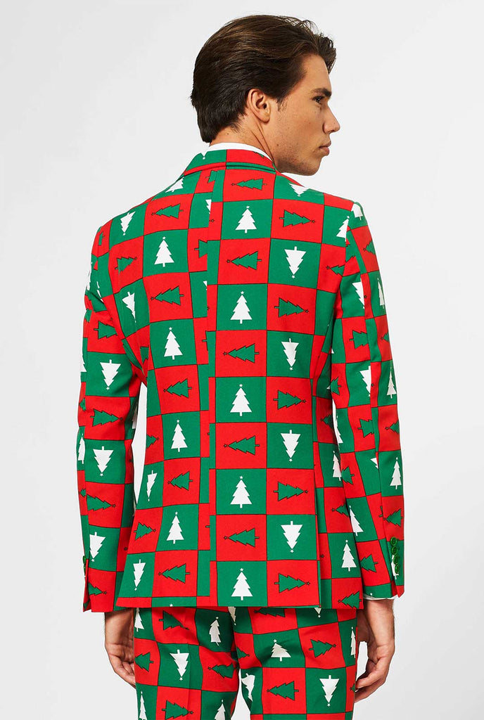 Man draagt ​​rood en groen kerstpak, bekijk vanaf de achterkant