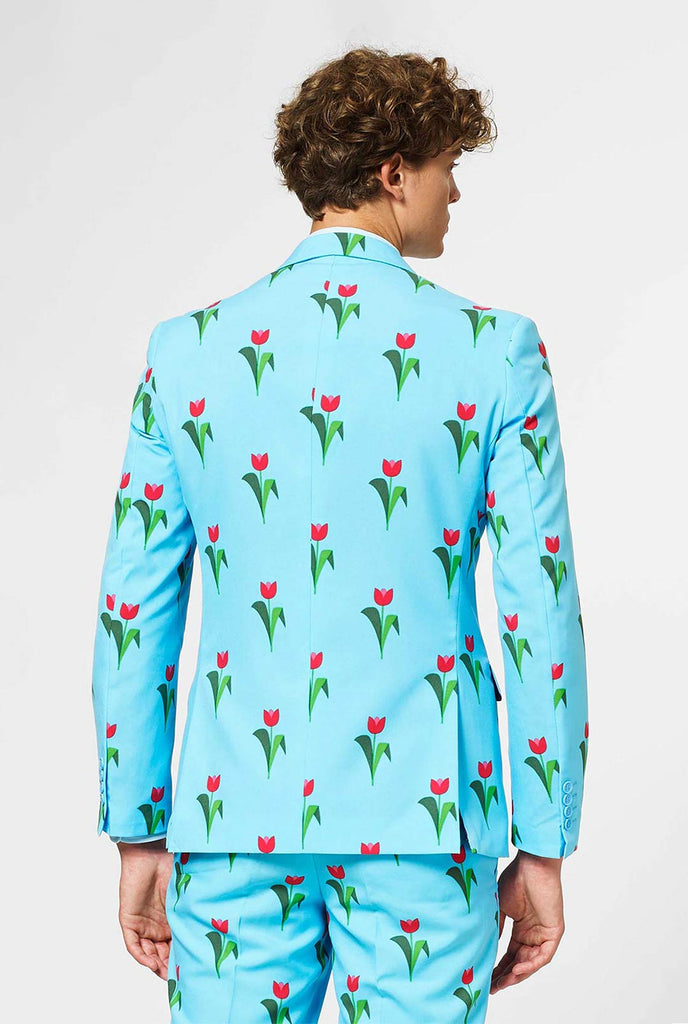 Man draagt ​​lichtblauw herenpak met tulpen afdrukken, bekijk vanaf de achterkant