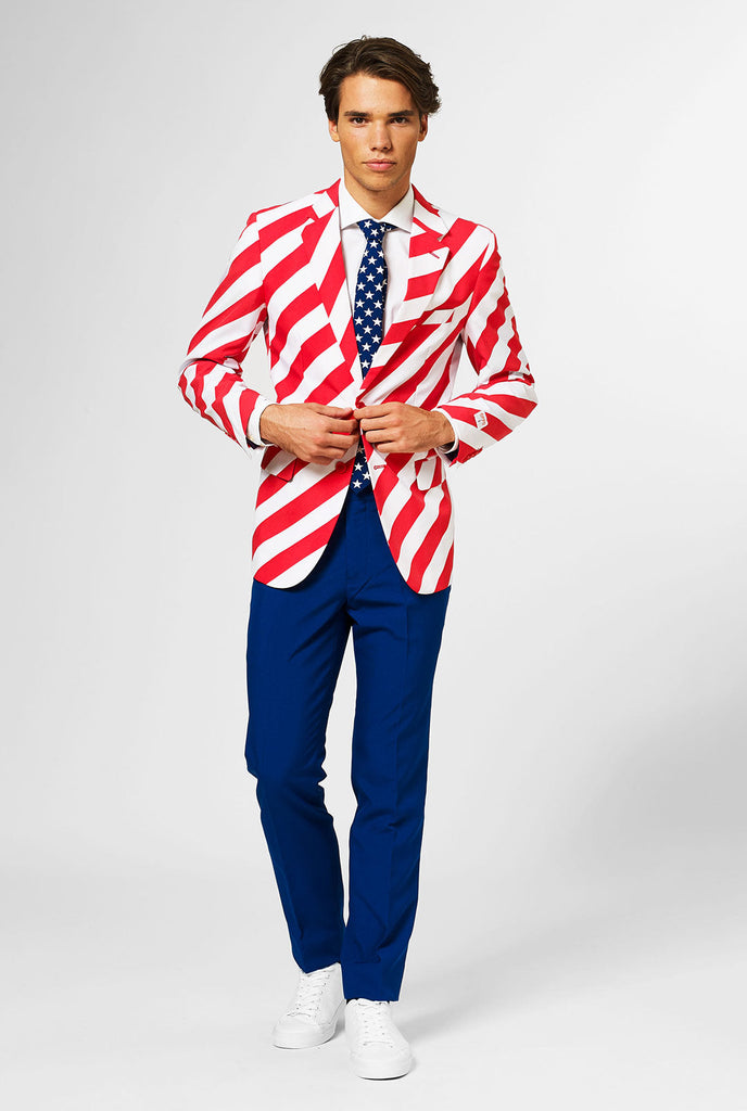 Man draagt ​​USA -thema's 4 juli pak