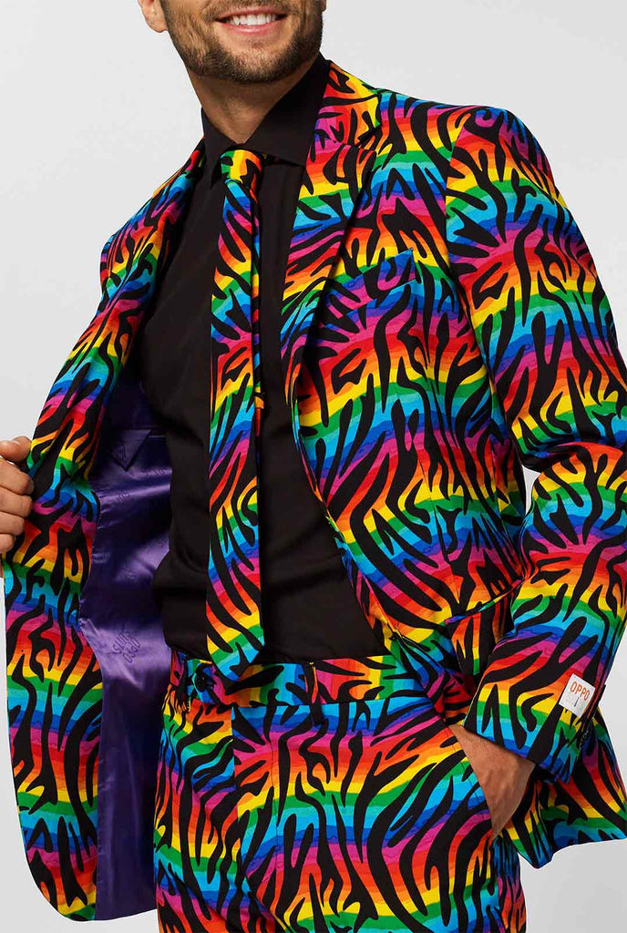 Multi-colour Pride Men's Suit Wild Rainbow gedragen door mannen, close-up