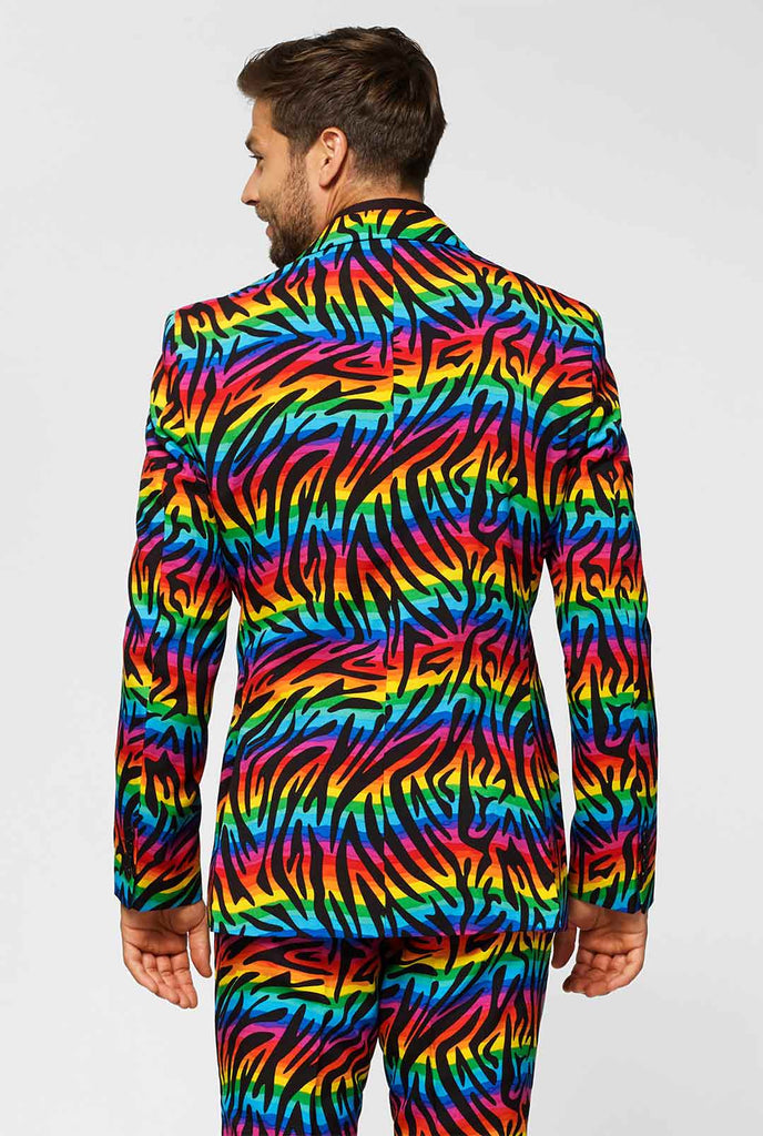 Multi-colour Pride Men's Suit Wild Rainbow Dragen door mannen, uitzicht vanaf de achterkant