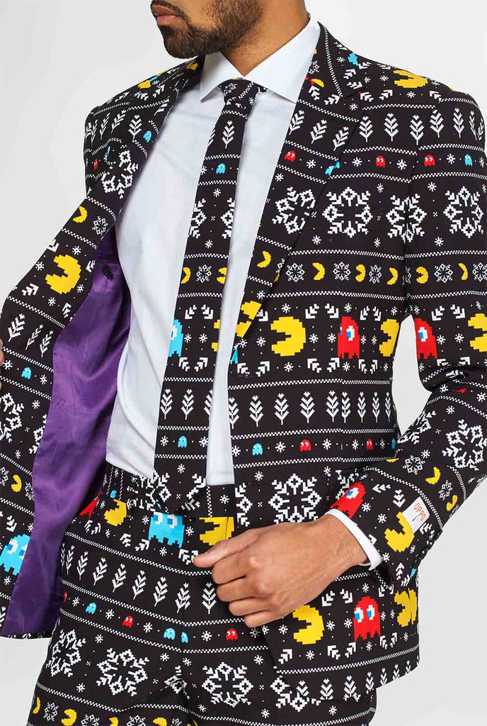 Pac-Man-pak met kerstthema gedragen door de mens met een jas