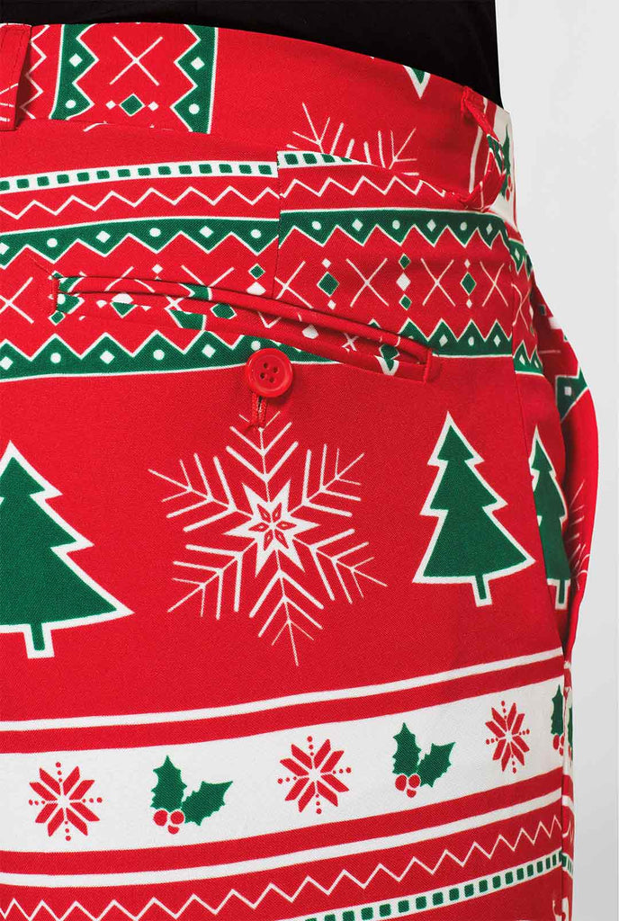 Man draagt ​​een rood kerstpak en zwart overhemd, broek van dichtbij