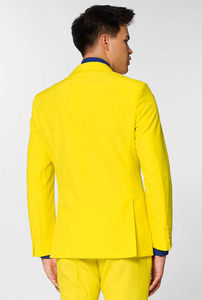 Man draagt ​​geel herenpak en donkerblauw overhemd, bekijk vanaf de achterkant