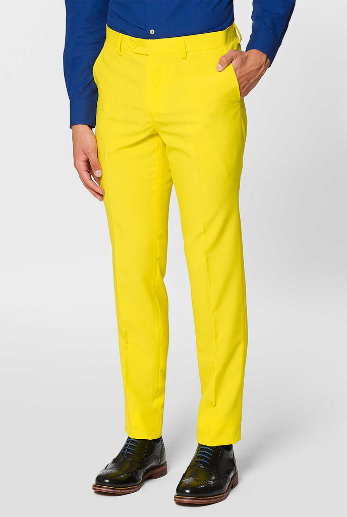 Man draagt ​​geel herenpak en donkerblauw overhemd, broek van dichtbij