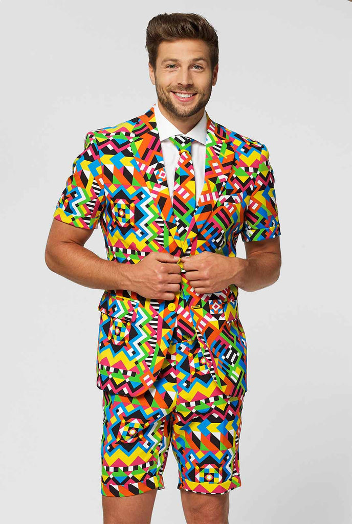 Man draagt ​​een kleurrijk zomerpak, bestaande uit korte, jas en stropdas