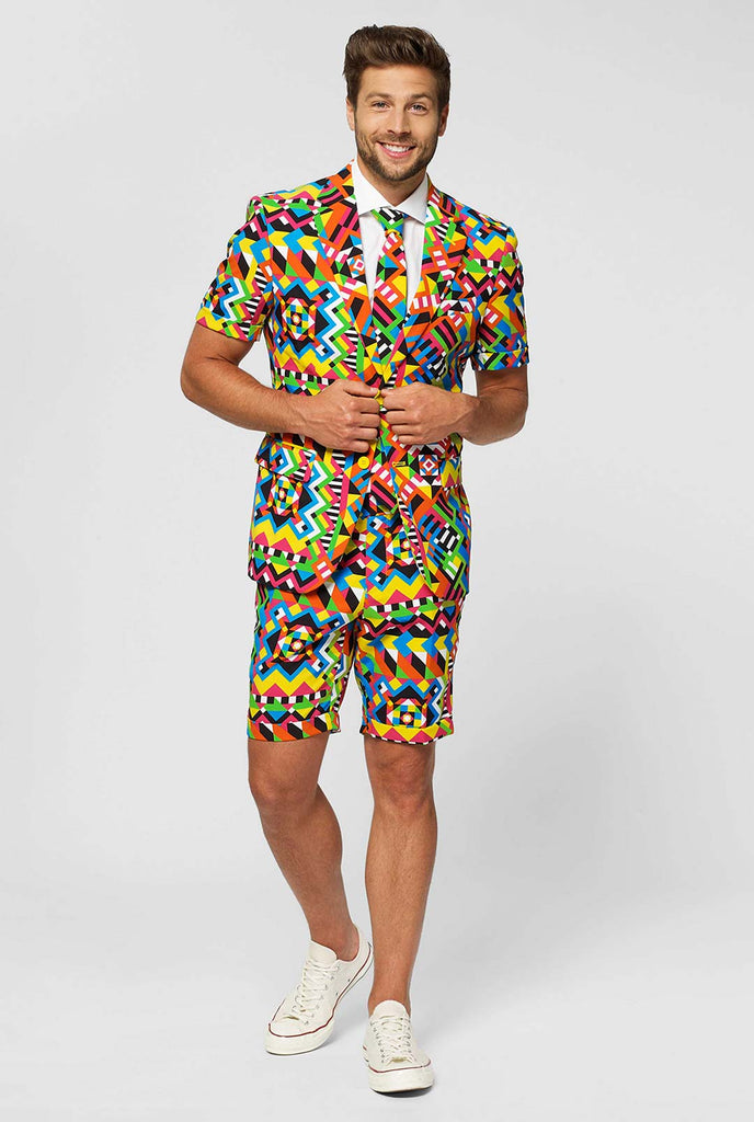 Man draagt ​​een kleurrijk zomerpak, bestaande uit korte, jas en stropdas, uitzicht vanaf de achterkant.