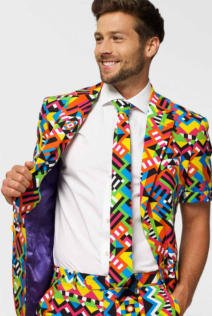Man draagt ​​een kleurrijk zomerpak, bestaande uit korte, jas en stropdas, close -up van broek