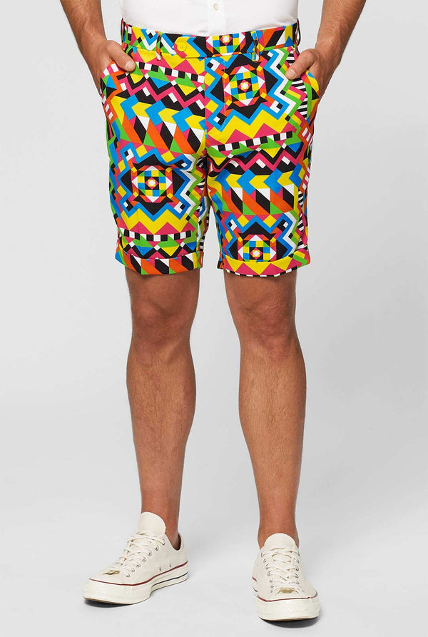 Man draagt ​​een kleurrijk zomerpak, bestaande uit korte, jas en stropdas, close -up van broek