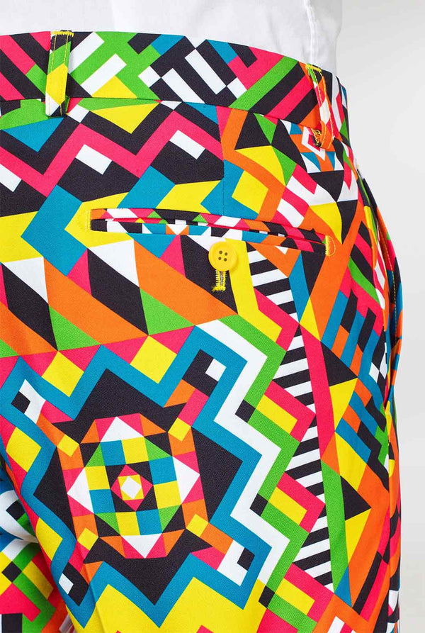 Man draagt ​​een kleurrijk zomerpak, bestaande uit korte, jas en stropdas, close -up