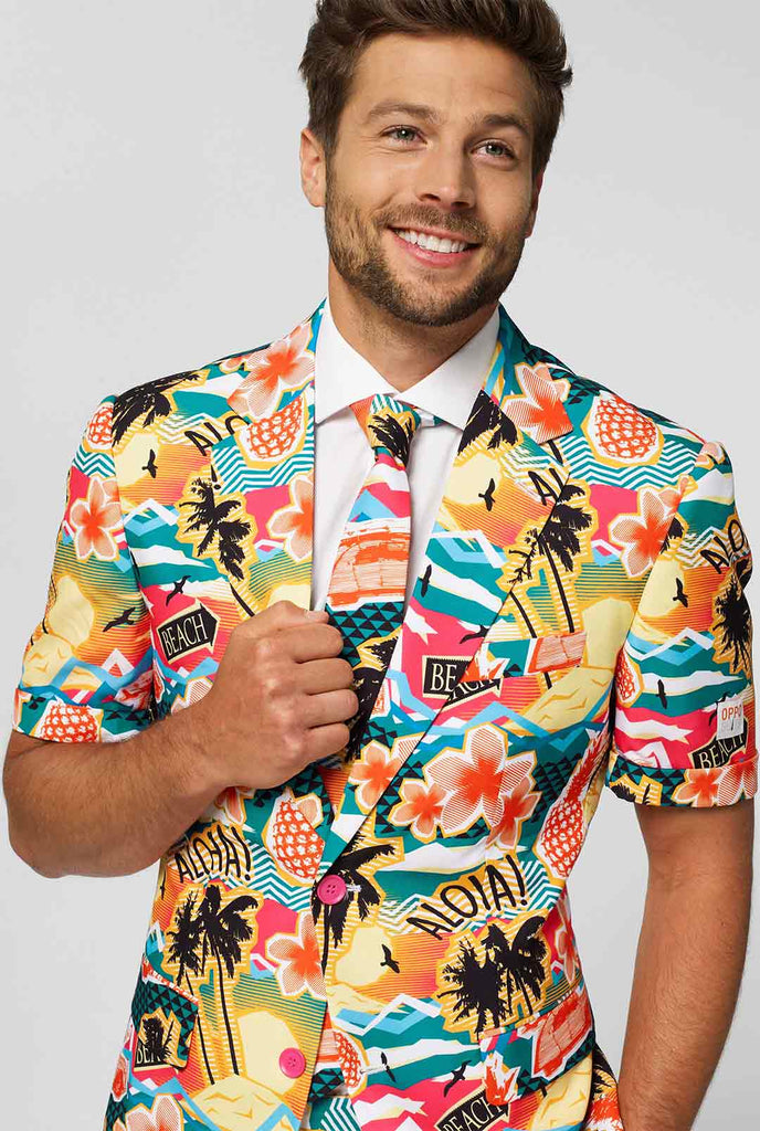 Man draagt kleurijk Hawaiian zomerpak