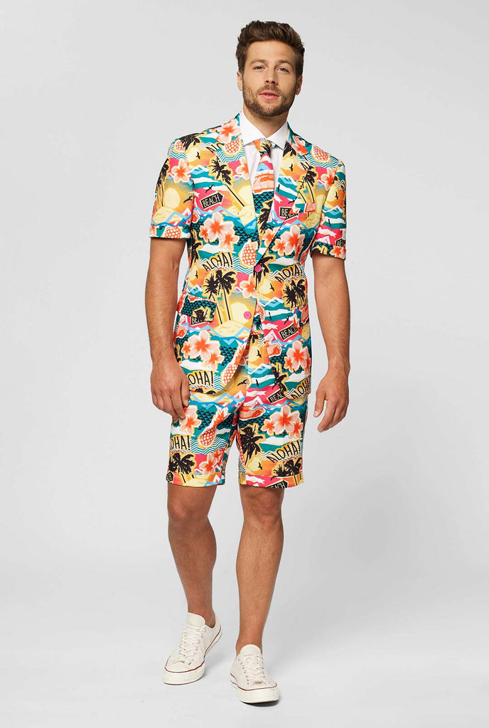 Man draagt ​​een kleurrijk Hawaiiaans print zomerpak, bestaande uit korte, jas en stropdas, uitzicht vanaf de achterkant