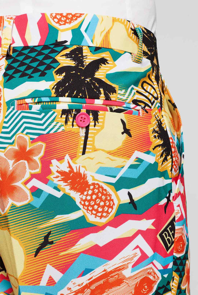 Man draagt ​​een kleurrijk Hawaiiaans print zomerpak, bestaande uit korte, jas en stropdas, close -up