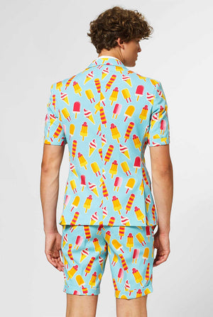 Man draagt ​​een lichtblauw zomerpak met ijslollyprint, bekijk vanaf de achterkant