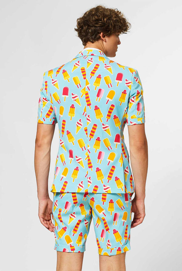 Man draagt ​​een lichtblauw zomerpak met ijslollyprint, bekijk vanaf de achterkant