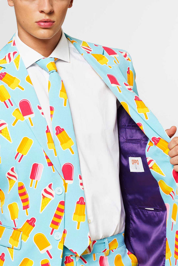Man draagt ​​een lichtblauw zomerpak met ijslollyprint, close -up