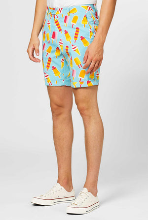 Man draagt ​​een lichtblauw zomerpak met ijslollyprint, close -up van broek