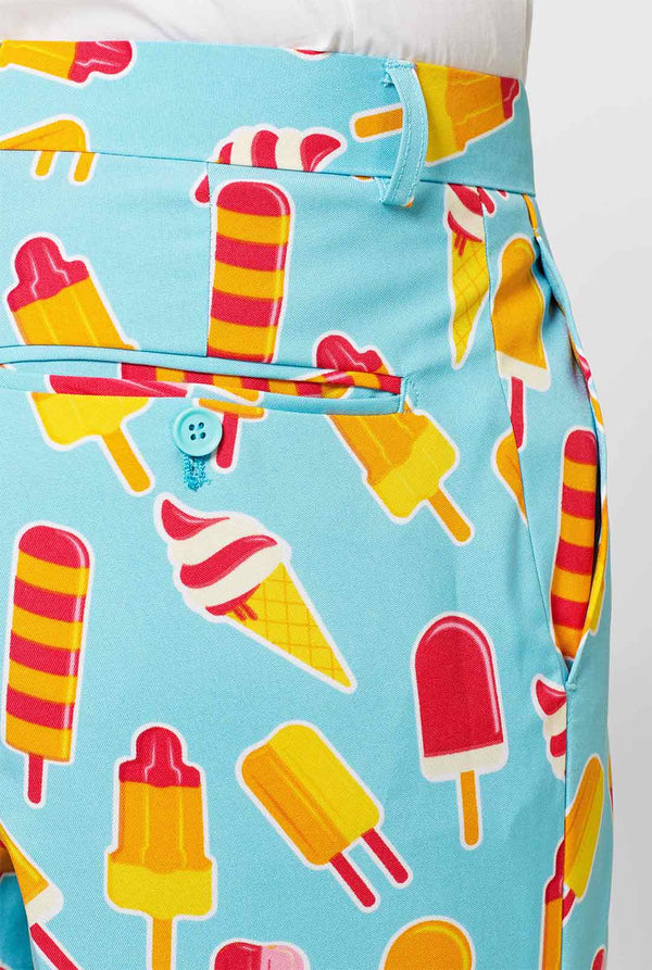 Man draagt ​​een lichtblauw zomerpak met ijslollyprint, close -up van broek