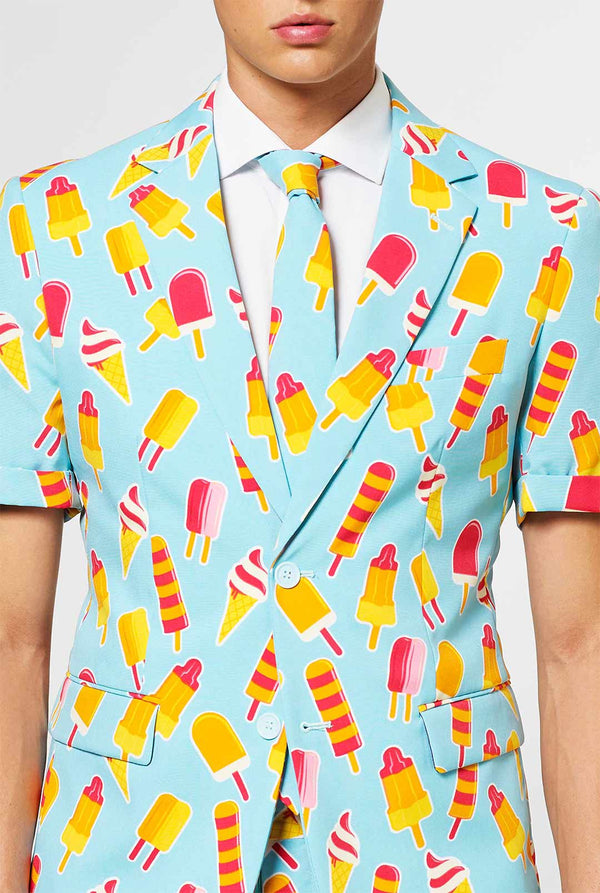 Man draagt ​​een lichtblauw zomerpak met ijslollyprint, close -up