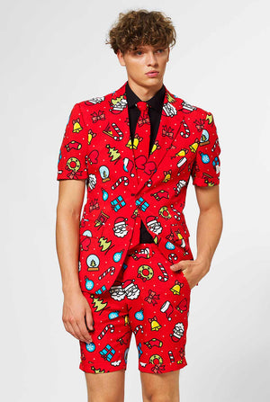 Man draagt ​​een rood kersts zomerpak met kerstprint