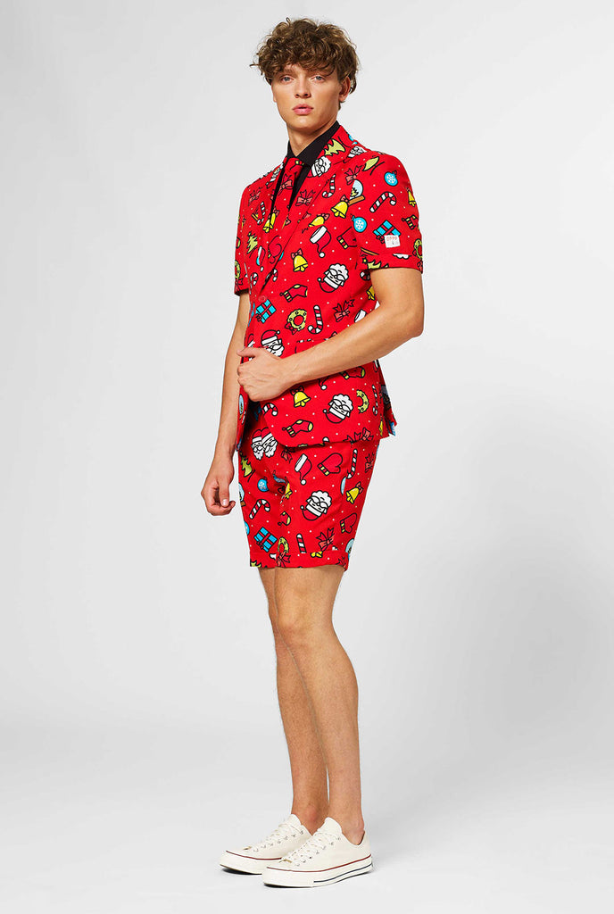 Man draagt ​​een rood kersts zomerpak met kerstprint