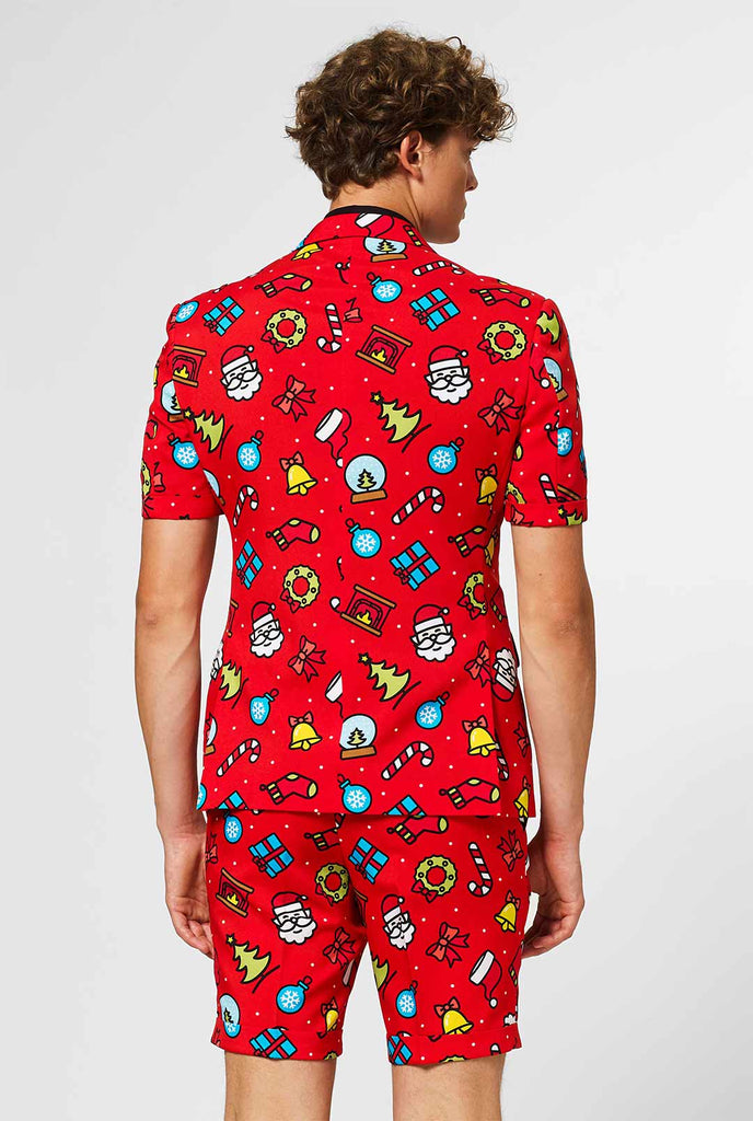 Man draagt ​​een rood kersts zomerpak met kerstprint, bekijk vanaf de achterkant