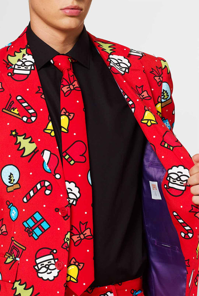 Man draagt ​​een rood kersts zomerpak met kerstprint, close -up