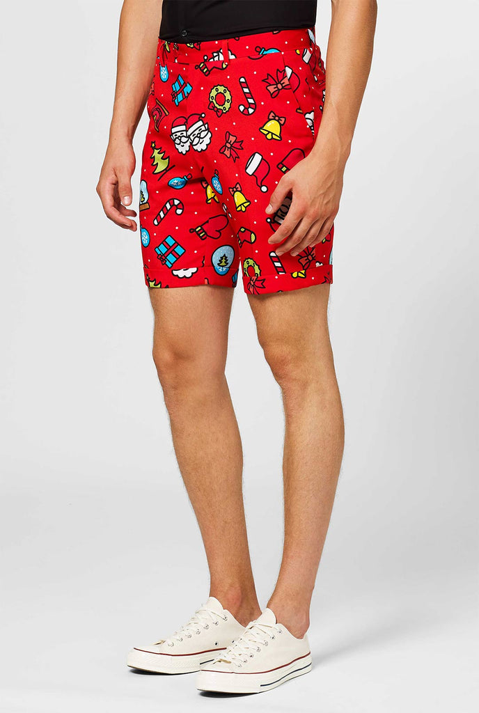 Man draagt ​​een rood kersts zomerpak met kerstprint, close -up van broek
