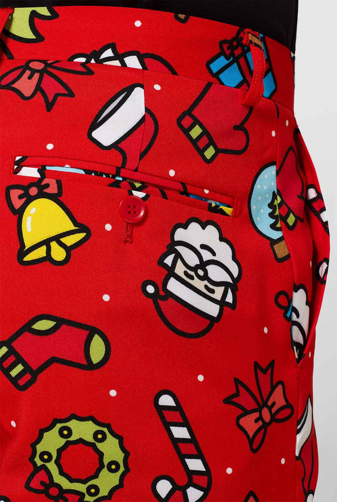 Man draagt ​​een rood kersts zomerpak met kerstprint, close -up van broek