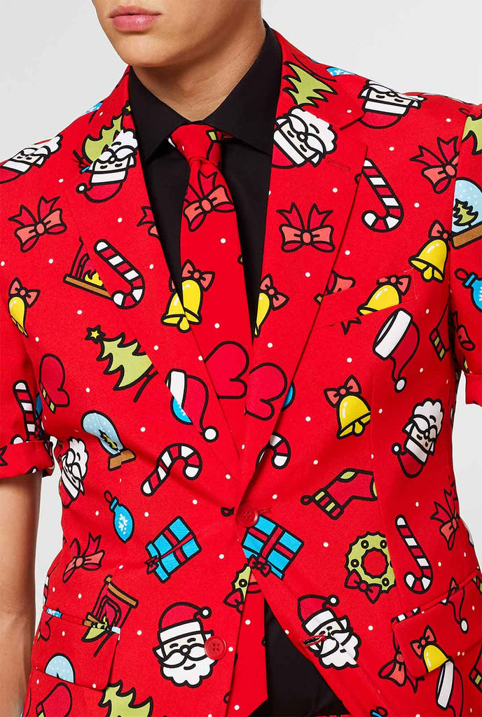 Man draagt ​​een rood kersts zomerpak met kerstprint, close -up