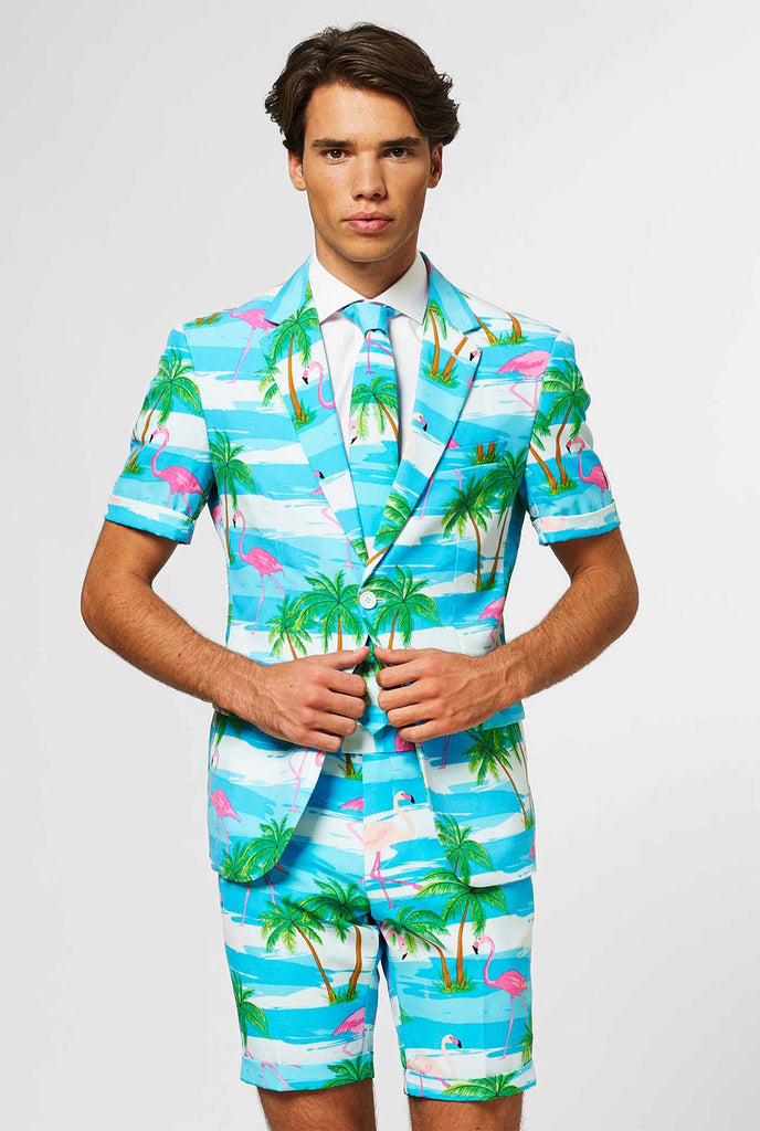 Man draagt ​​een zomerpak met tropische flamingo -print