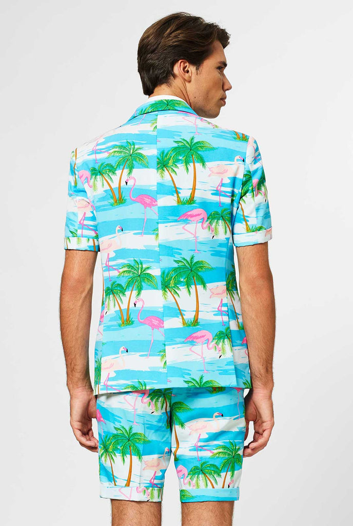 Man draagt ​​een zomerpak met tropische flamingo -print, bekijk vanaf de achterkant