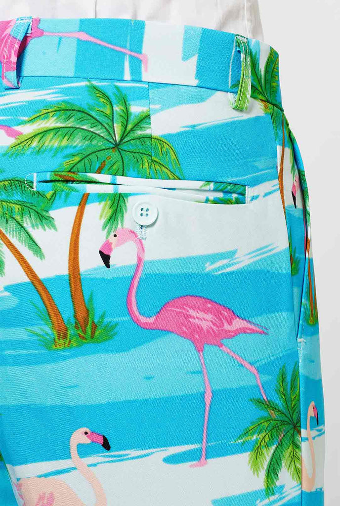 Man draagt ​​een zomerpak met tropische flamingo -print, close -up van broek