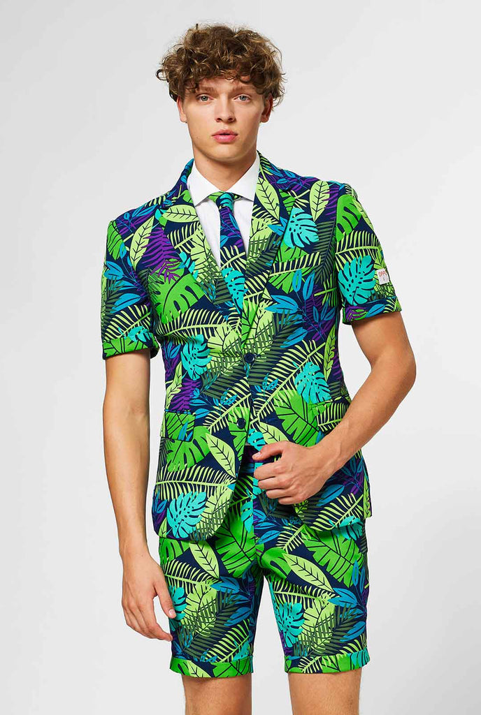 Man draagt ​​een groen zomerpak met jungle bladafdruk