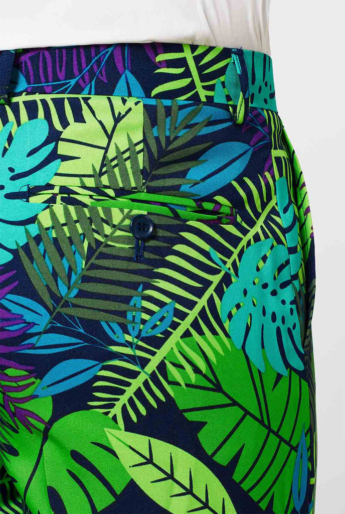 Man draagt ​​een groen zomerpak met jungle bladafdruk, close -up