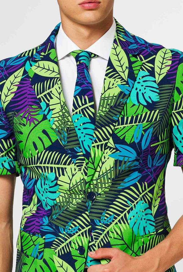 Man draagt ​​een groen zomerpak met jungle bladafdruk, close -up