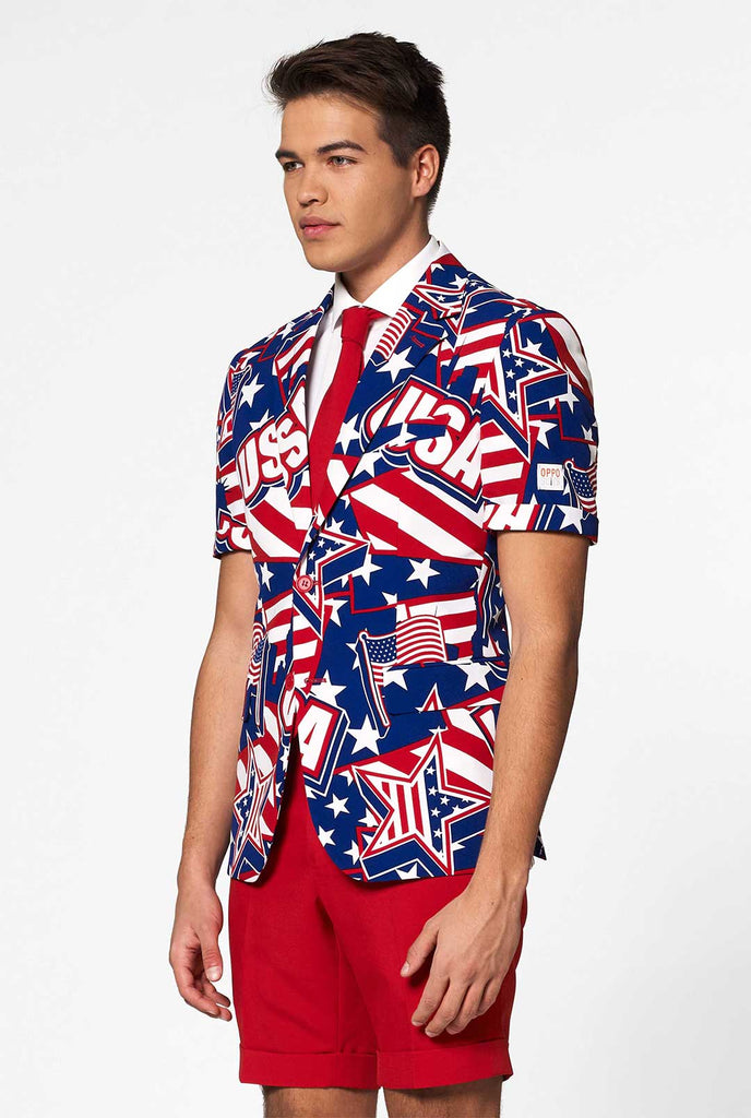Man draagt ​​het zomerpak met een USA -thema