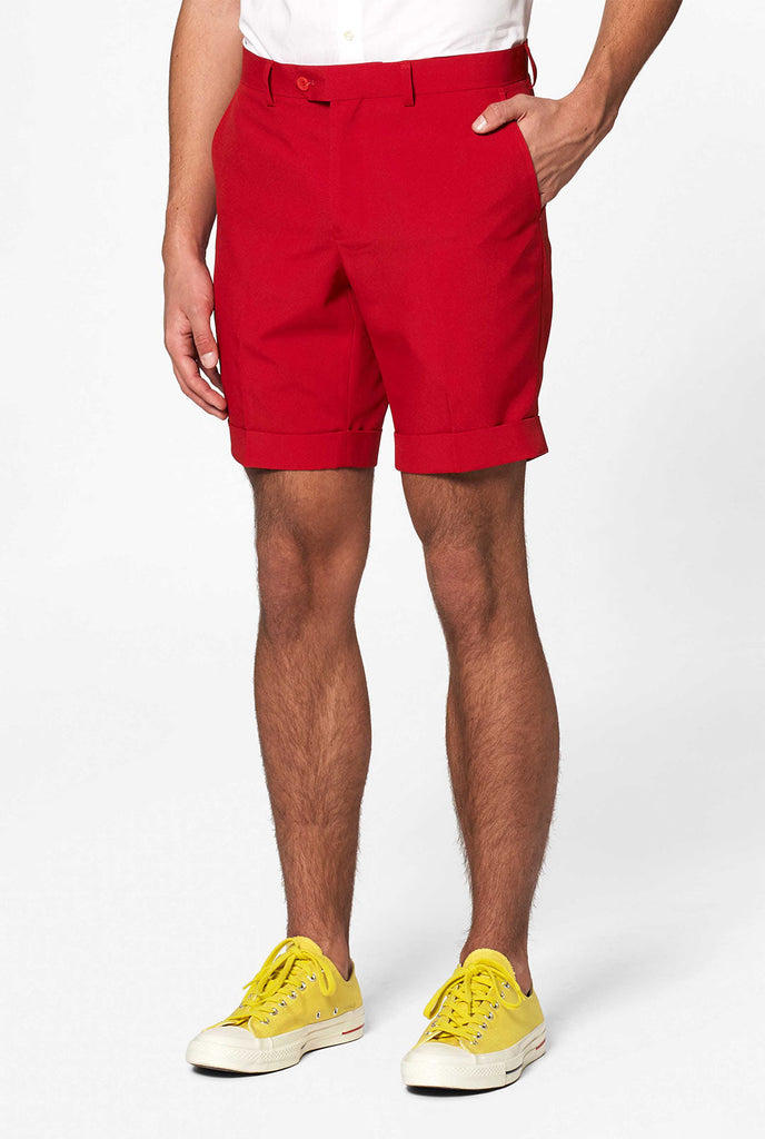 Man draagt ​​in het Amerikaanse thema zomerpak, close -up van rode broek