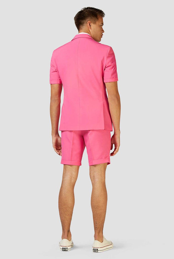 Man draagt ​​roze zomerpak, uitzicht vanaf de achterkant