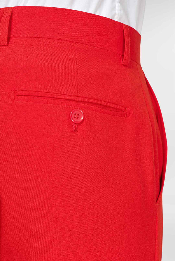 Man draagt ​​een rood zomerpak, bestaande uit shorts, jas en stropdas, close -up van broek