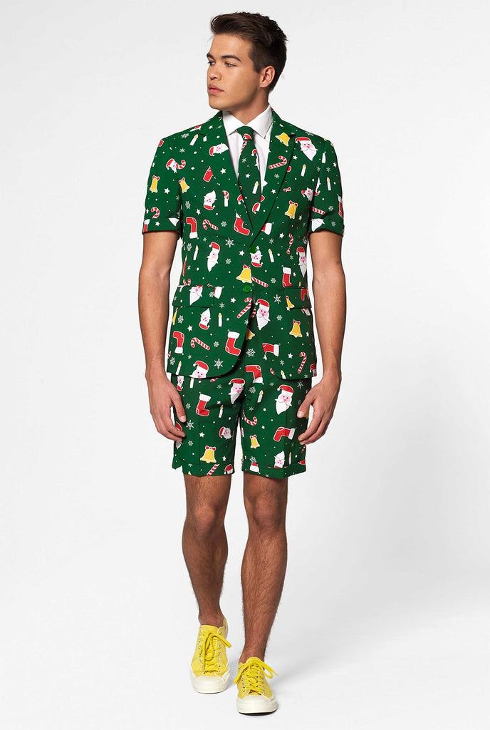 Man draagt ​​een groene kerst in kersts zomer, bestaande uit shorts, jas en stropdas