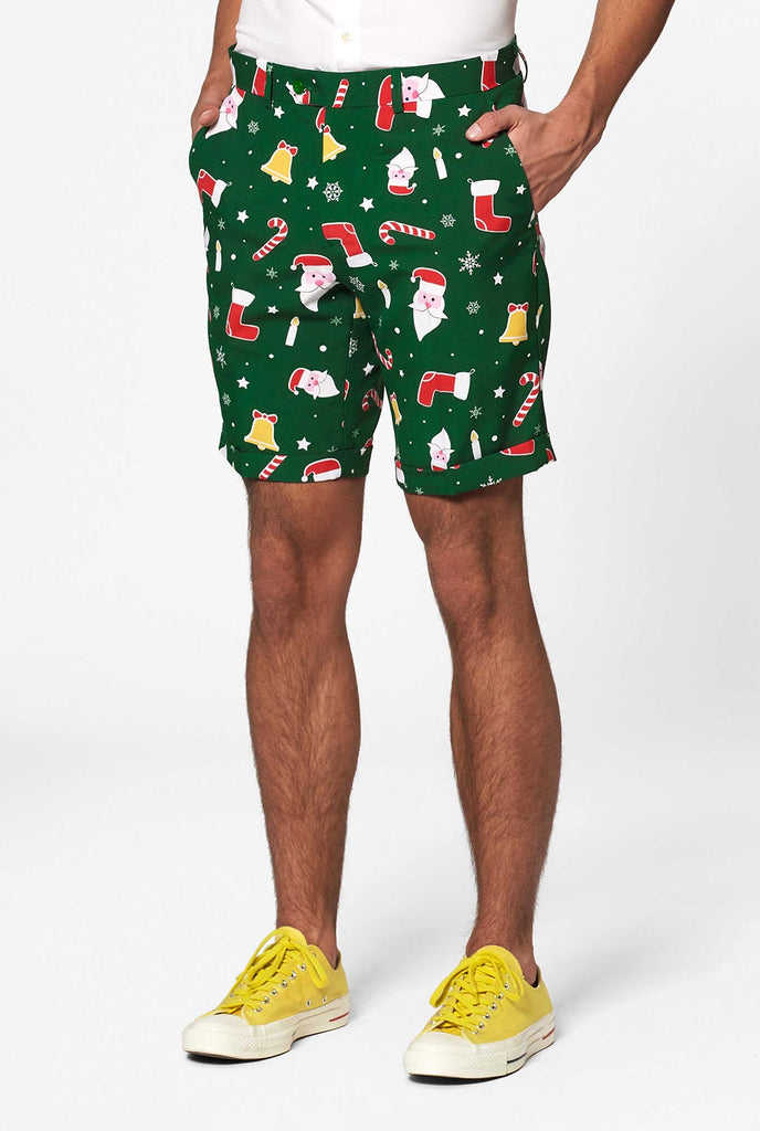 Man draagt ​​een groen kerst in kersts zomer, bestaande uit shorts, jas en stropdas, close -up van broek