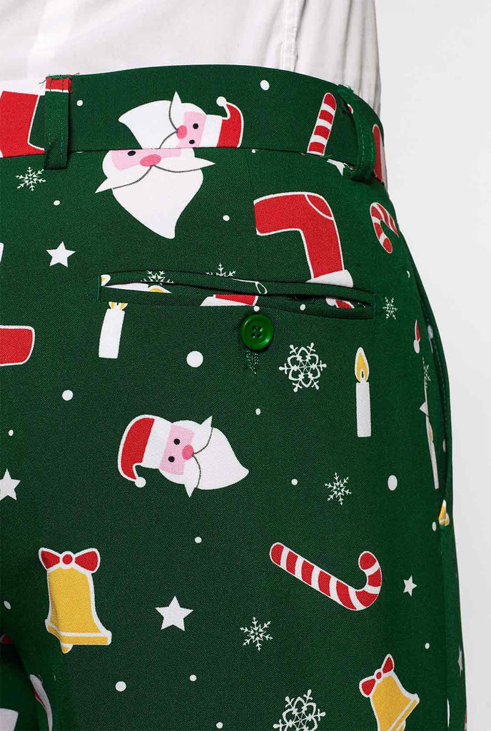 Man draagt ​​een groene kerst in kersts zomer, bestaande uit shorts, jas en stropdas, close -up van broek