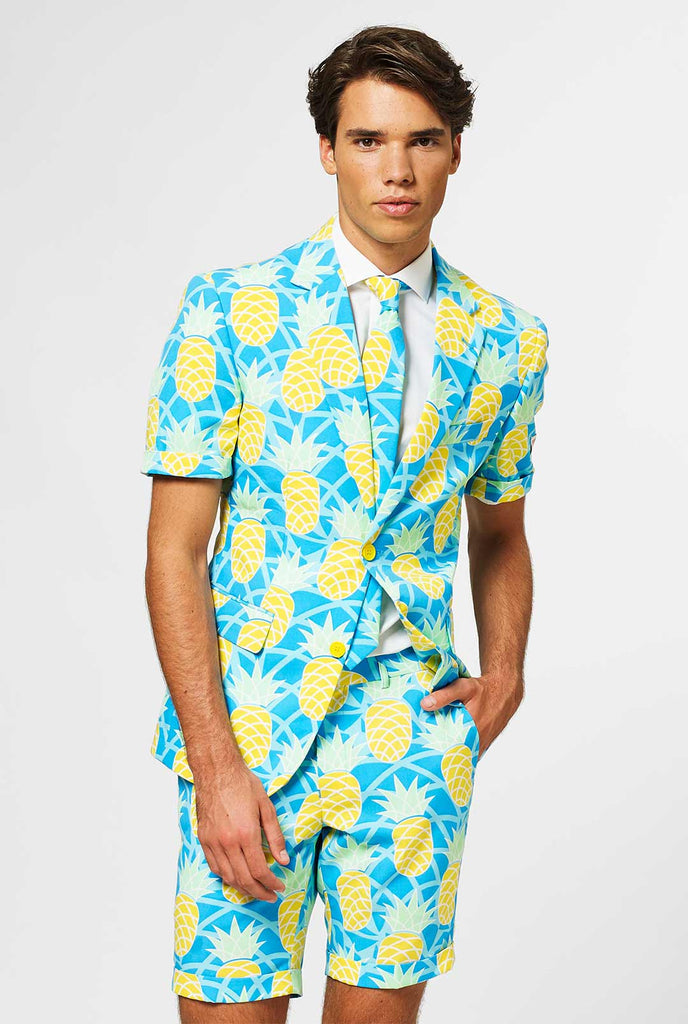 Man draagt ​​een blauw zomerpak met ananasafdruk